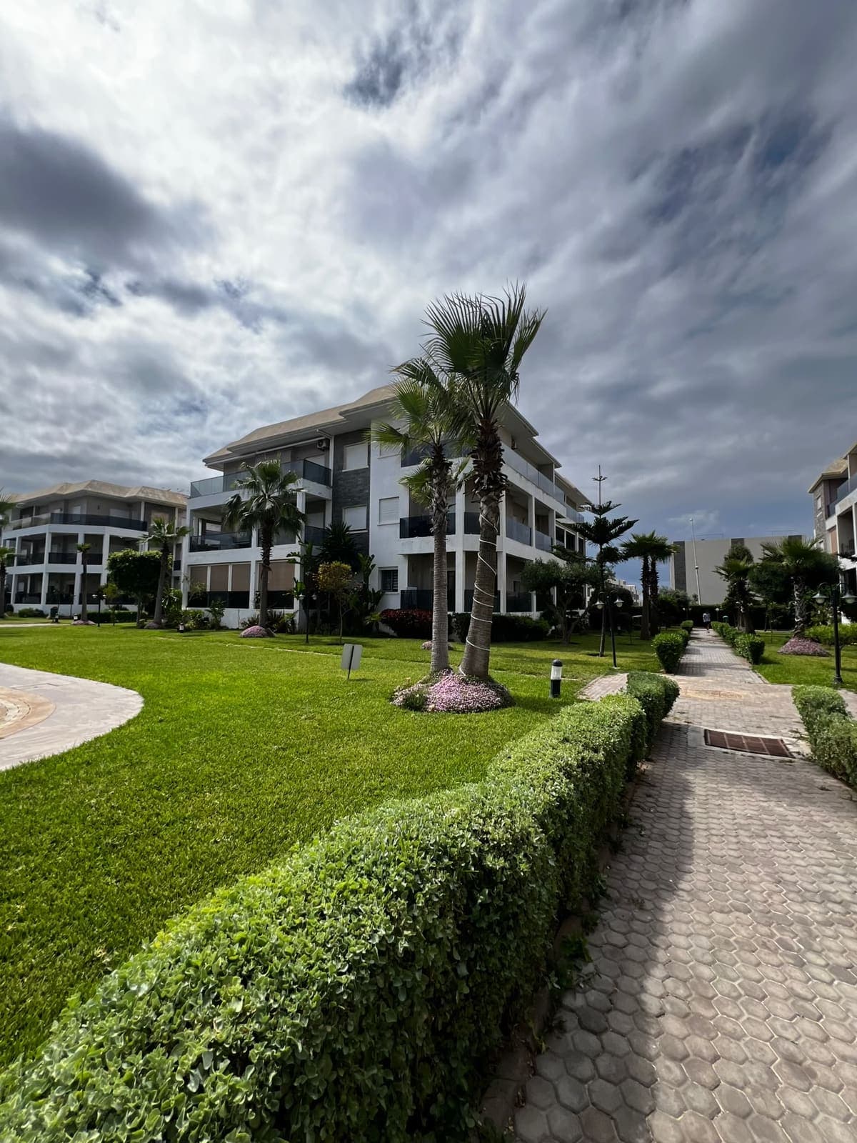 📍 Résidence Amwaj – Appartement Rez-de-Jardin au Coin